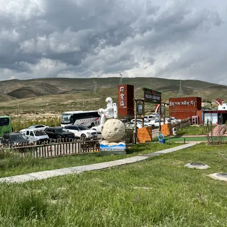 Qinghai Lake Tongbao Mountain Mountaineering and Lake Viewing Featured Wild Luxury Camping Homestay