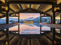PARALLOGE HOTEL Отели рядом с достопримечательностью «Центр спортивного развития Лицзян, провинции Юньнань-Комплексный зал»