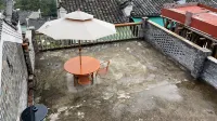 Qiannian Yaozhai Shanggougou Homestay - parking