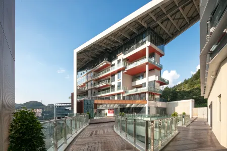 No. 1 Hotel on the Bund (Weilai Ark Guiyang Yunyan District) Отели рядом с достопримечательностью «Zhenhua Square»