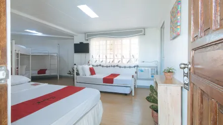 RedDoorz @ Yahweh Spring Retreat & Resort Laguna Отели в г. Каламба