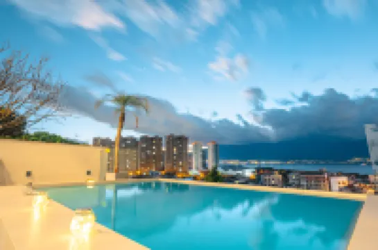 DaLi雲濤曉霧·景觀泳池丨180°全海景Villa美宿(大理洱海店) 鄰近滇西應用技術大學的酒店