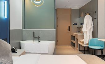Yamei Intelligent Film and Television Hotel (Dali High-speed Railway Station Erhai Park Branch)