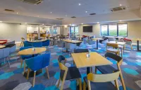 Holiday Inn Express STAFFORD by IHG - parking