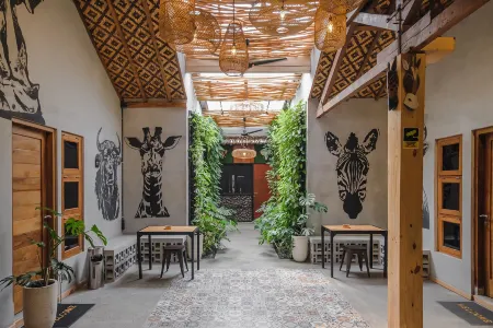 INNCA Exotic Inn, Semarang Отели рядом с достопримечательностью «Tugu Muda»