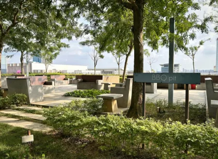 Minimalist studio @ Trefoil Setia Alam (linked bridge to SCCC/SCM) for 2-4pax