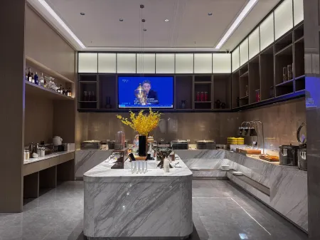 Jinnan International Hotel (HighSpeedRailCityWestStationProvincialPublicSecurity Department Store) Отели рядом с достопримечательностью «Hainan Medical University (Chengxi Campus)»