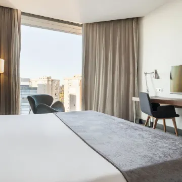 Hotel Ilunion Atrium Отели рядом с достопримечательностью «Линейный город»