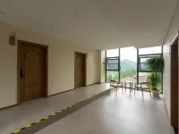 BAOHE Hotel· A Lakeside Private Hot Spring Retreat Hotele w: Powiat Hongya