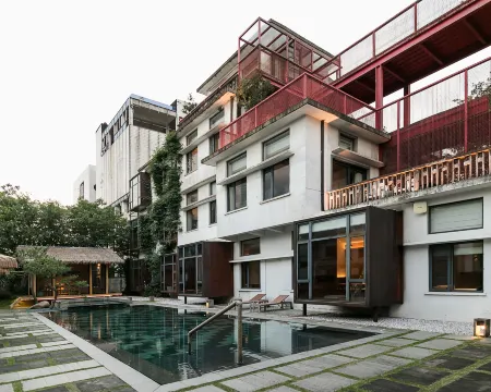 Floral Lux Hotel· Quzhou Yueyin Heji Hotel Отели рядом со станцией Quzhou Railway Station