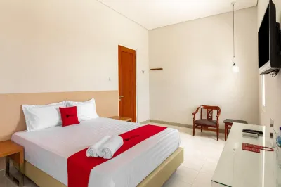 RedDoorz Syariah @ Kebraon Hotels in Jajar Tunggal