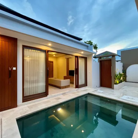 Solvana Villas Sanur by AGATA Отели рядом с достопримечательностью «Пляж Пенджембак»