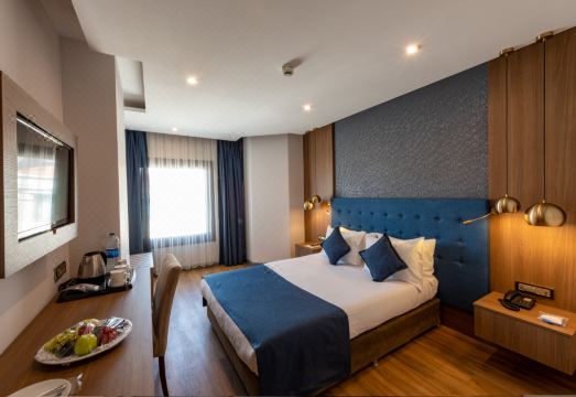 Nova Plaza Crystal HotelHotel Overview