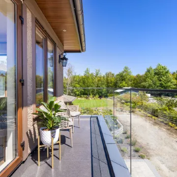 Vancouver Stay ----- Modern Richmond Home Next to YVR Airport--Brand New & Stylish