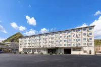 Pushu Four Seasons Hotel (Anshun Huangguoshu Avenue East Bus Station) - خدمة نقل من وإلى المطار