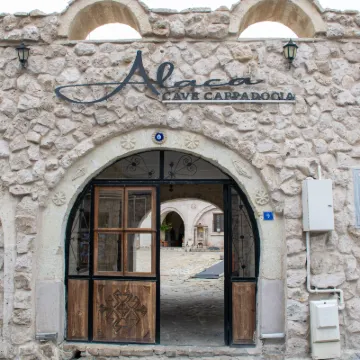 alaca cave cappadocia โรงแรมใกล้จุดชมวิวบอลลูนสูงสุดเกอเรเม่