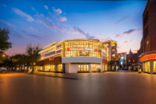 R ROYALSS HOTEL (Luohe Renmin Road Xintiandi Pedestrian Street Branch)