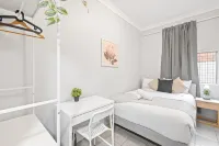 Your Relaxing Stay – Central Location, Close to Train & Shops