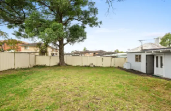 Your Relaxing Stay – Central Location, Close to Train & Shops