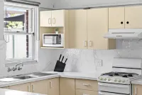 Quiet Rooms – Steps from Train & Shops - Pensionat