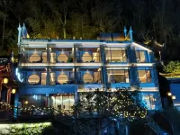 Zui Jiang Yue Smart River View Homestay (Fenghuang Ancient Town Tuojiang Yunqiao) فنادق في 