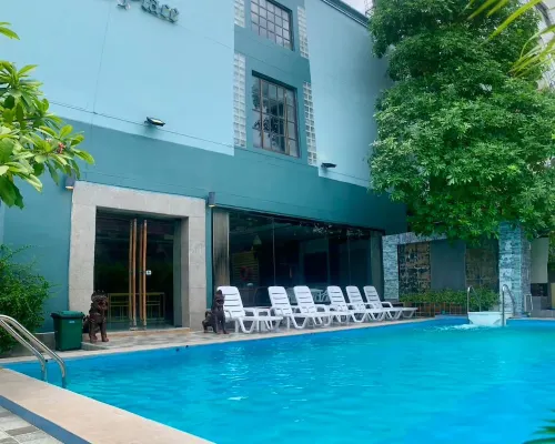 Thapae Place Hotel Отели рядом с достопримечательностью «Мост Наварат»