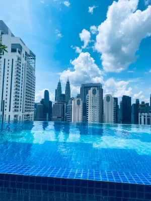 Morden Majestic Residence Rooftop Pool KLCC - con vista montagne