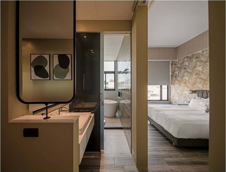 Mori Hotel의 깔끔하고 모던한 욕실 인테리어