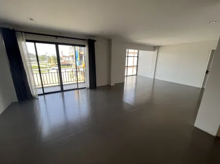 Life Hotel Rong Khun Отели рядом с достопримечательностью «Белый храм Ват Ронг Кхун»