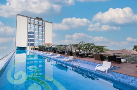 Athens Hotel Отели рядом с достопримечательностью «Statue of Fa Ngum»