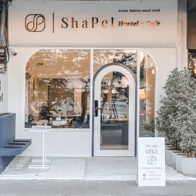Shapel Hostel and Cafe Hotels near Si Phum
