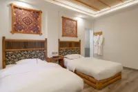 Floral Hotel·First sight of Huyun residential hotel in Lugu Lake Hotels in Yanyuan
