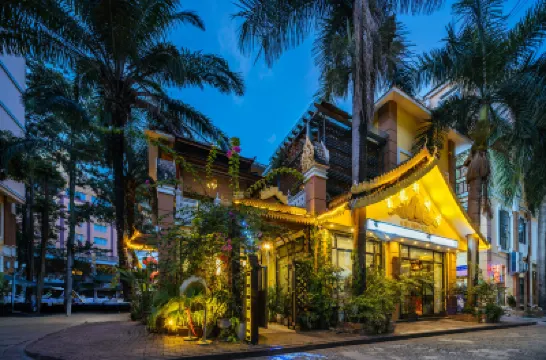 景洪富龍軒酒店（潑水廣場店） 鄰近孔雀湖的酒店