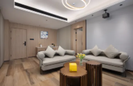 Me Young Me House Hotel (Xiangyin Changling Store) - parking
