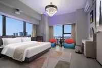 Lanjing High Altitude River View Hotel (Wuyi Square Peiyuanqiao Subway Station)