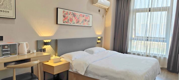 Colour Hotel (Nanchang west station) Hotels in Наньчан