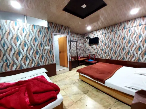 Goroomgo Neelam Raj Near Mall Road Mallital, Nainital