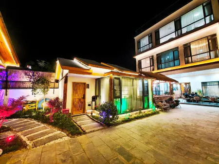 batang fanyinju homestay Отели рядом с достопримечательностью «Unplanned Camping Site»