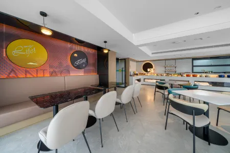 Ni Hao Hotel (Xiantao Sibao Road Fuyoubaojianyuan) Отели в г. Сяньтао