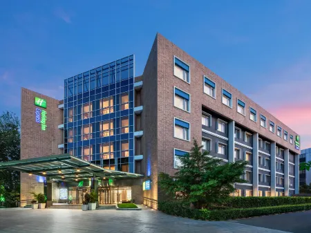 Holiday Inn Express Shangdi Beijing Отели рядом с достопримечательностью «Beijing Information Science & Technology University Qinghe Xiaoying Campus (Southern District)»