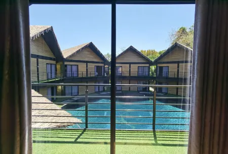 A Coral Reefs Resort Отели рядом с достопримечательностью «Duyong Island»