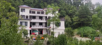 梅居十三月民宿 欒川浪浪河漂流附近的飯店