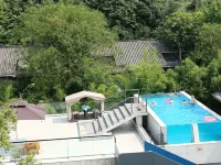 Mount Qingcheng Liuhe · Bisu Wenquan Homestay - مسبح على السطح