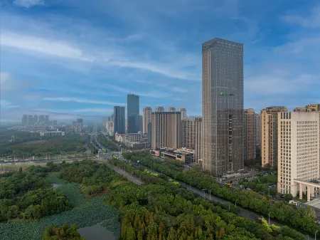 Holiday Inn Express (Nanchang High-tech Zone Management Committee Aixihu East Subway Station Branch) Отели рядом с достопримечательностью «Yuweizhou Park»