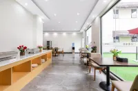 Unitour Hotel (Xingyi Jushan Square Wanfenglin Airport) - مطابخ