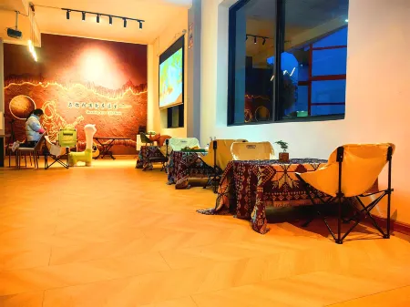 Moye Mountain House Отели рядом с достопримечательностью «Wolong Pond»