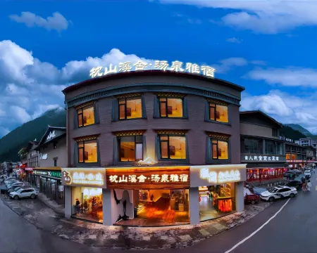 Piedmont Hot Spring Villa Hotels in Jiuzhaigou