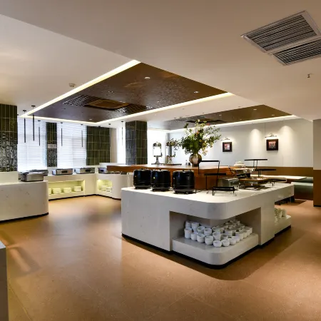 QIANNA Tingfei Hotel (Kaifeng Songcheng Road Station)