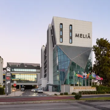 Meliá Lisboa Aeroporto Отели рядом с достопримечательностью «Edificio Atlantis»