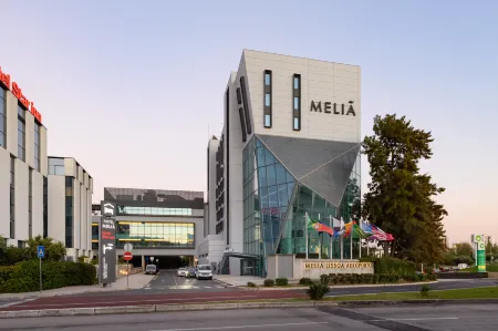 Meliá Lisboa Aeroporto Отели рядом с достопримечательностью «Parque infantil do Prior Velho»
